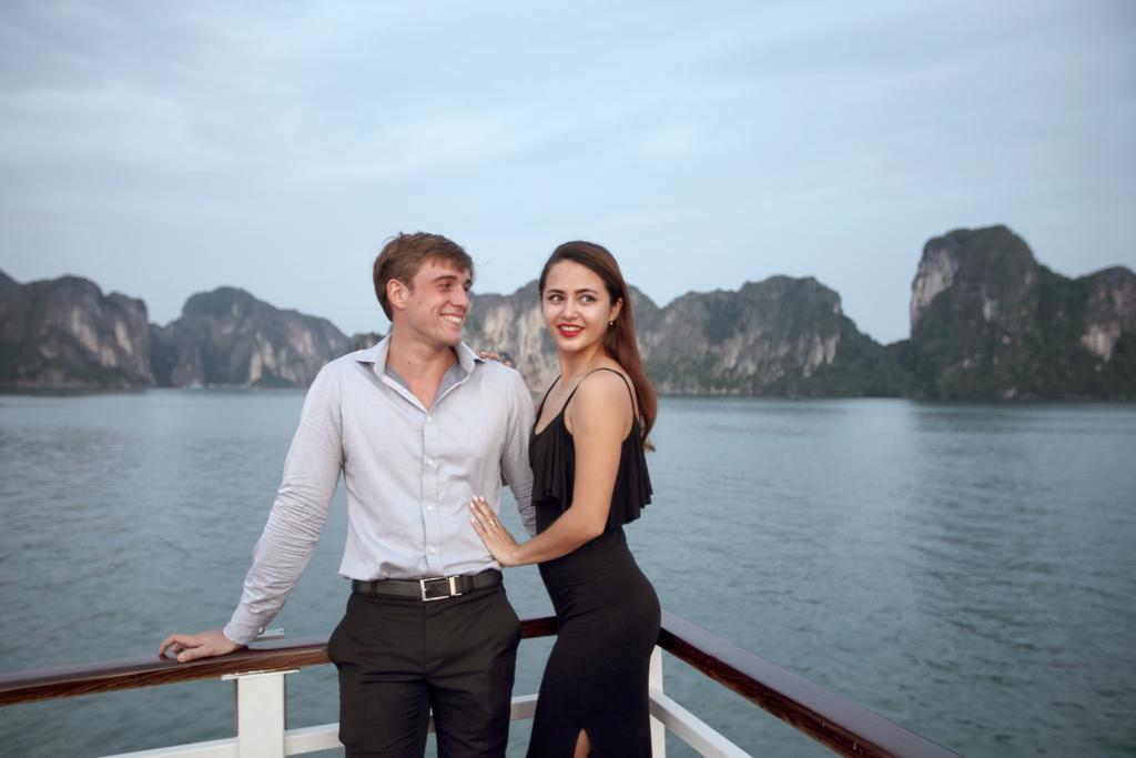 Secret Halong Cruise Hotel Ha Long Bagian luar foto